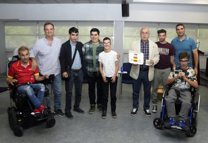 El equipo de ASPACE Badajoz Radio junto al presidente del Comité Olímpico Español.
