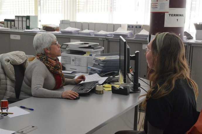 Archivo - Atención a estudiantes en la USAL