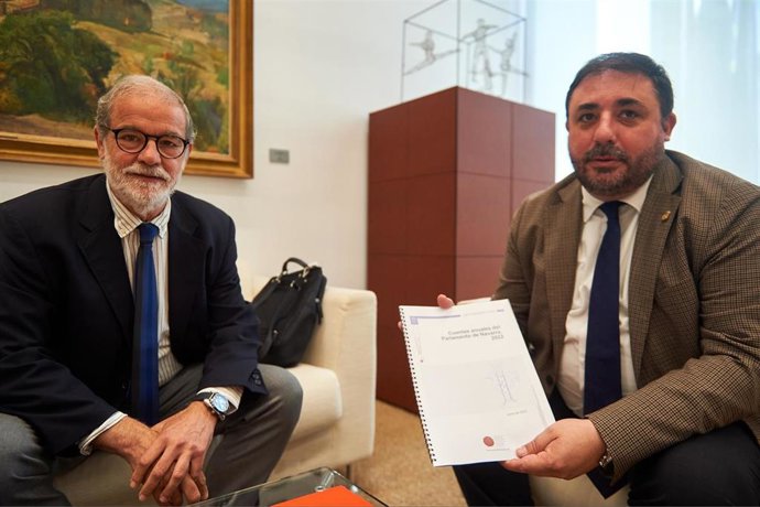 El presidente de la Cámara de Comptos, Ignacio Cabeza, entrega al presidente del Parlamento de Navarra, Unai Hualde, el informe sobre las cuentas de 2022 del Legislativo