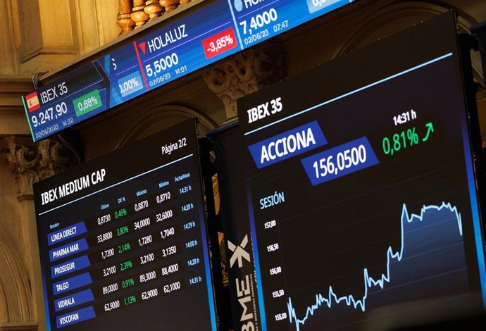 Varios paneles del IBEX 35 en el Palacio de la Bolsa, a 2 de junio de 2023, en Madrid (España). 