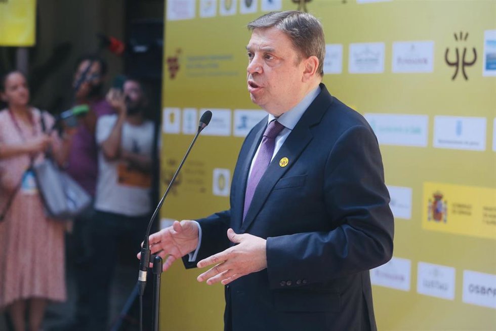 El ministro de Agricultura, Pesca y Alimentación, Luis Planas, durante la rueda de prensa después de la inauguración del 44 Congreso Mundial de la Viña y el Vino, a 05 de junio del 2023 en Cádiz (Andalucía, España). 