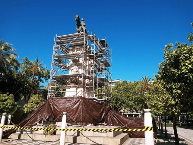 Montaje de los andamios para la restauración del monumento a San Fernando ubicado en la Plaza Nueva.