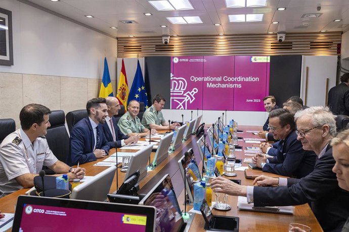 El secretario de Estado de Seguridad, Rafael Pérez, explica al primer ministro de Suecia, Ulf Kristersson, el modelo de coordinación policial mediante el CITCO