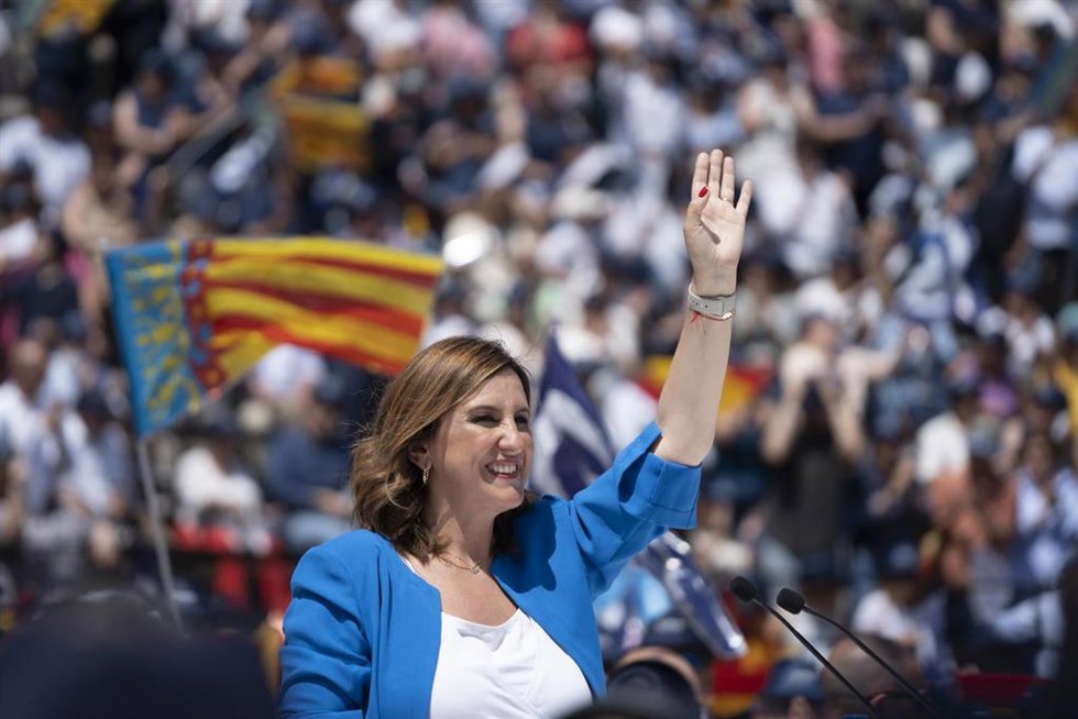 La ganadora de las elecciones del 28M en Valncia y futura alcaldesa de la ciudad por el PP, María José Catalá, en el mitin de su formación ofrecido en la Plaza de Toros de la capital valenciana el 21 de mayo. 