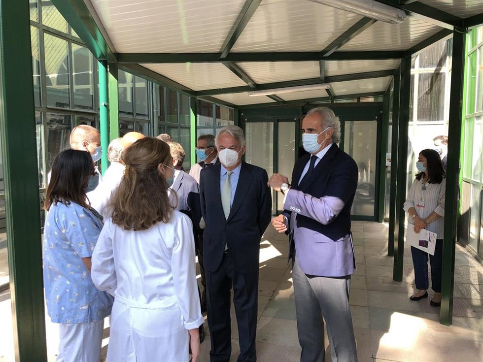 Enrique Ruiz Escudero durante una visita al Hospital Universitario Infantil Niño Jesús.