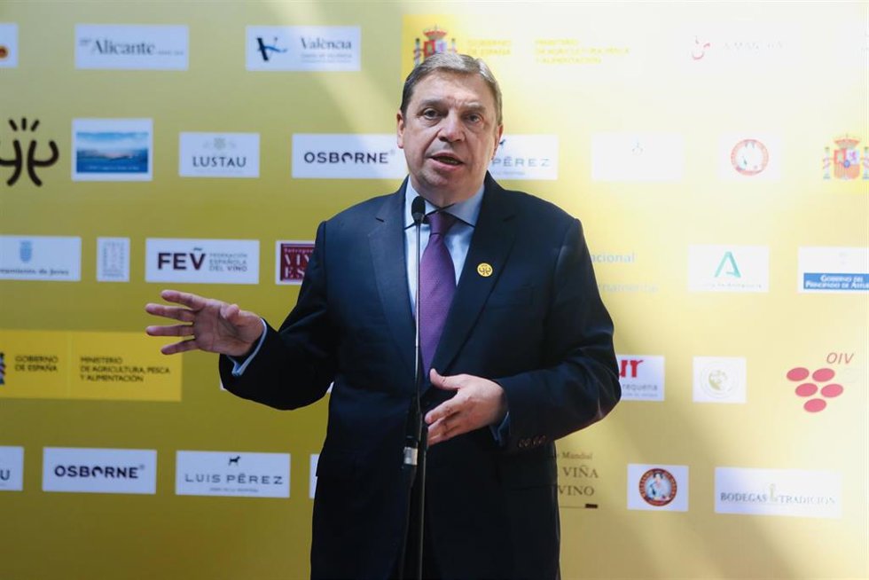 El ministro de Agricultura, Luis Planas, este lunes en declaraciones a los medios en Cádiz.
