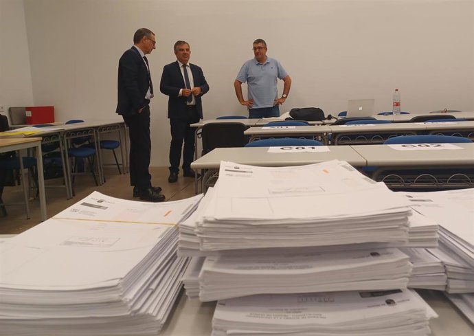 El consejero en funciones de Medio Ambiente, Mar Menor, Universidades e Investigación, Juan María Vázquez, asiste al inicio de los exámenes correspondientes a la EBAU.