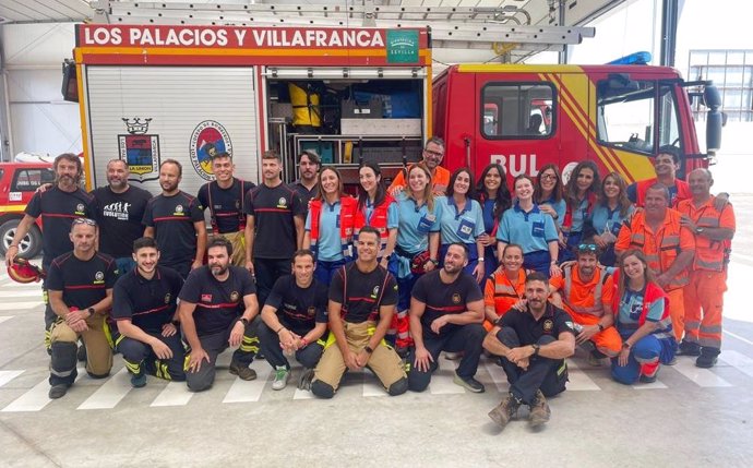 Bomberos y sanitarios del servicio de Urgencias de Atención Primaria (SUAP) del Área de Gestión Sanitaria Sur de Sevilla en una jornada conjunta en Los Palacios.