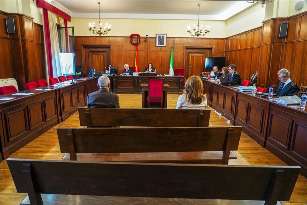 La jueza Mercedes Alaya, preside el juicio promovido contra el exdirector de la Fundación Andaluza Fondo de Formación y Empleo (Faffe) Fernando Villén y la ex directora económica financiera de la entidad Ana Valls, por los pagos en clubes de alterne con