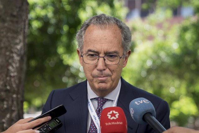 El vicepresidente, consejero de Educación y Universidades de la Comunidad de Madrid en funciones, Enrique Ossorio, atiende a medios durante su visita al campus de Leganés de la Universidad Carlos III, a 5 de junio de 2023, en Leganés, Madrid (España). Oss