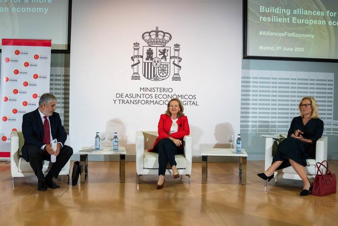 (I-D) El presidente del Real Instituto Elcano, José Juan Ruiz, la vicepresidenta primera y ministra de Asuntos Económicos, Nadia Calviño y la ex ministra de Finanzas de Holanda Sigrid Kaag, durante un acto organizado por el Instituto Elcano en el Minist