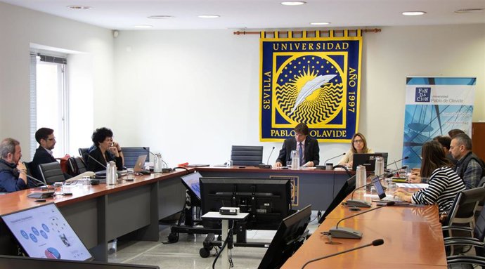 Reunión del Patronato de la Fundación Universidad Pablo de Olavide presidida por el rector Francisco Oliva.