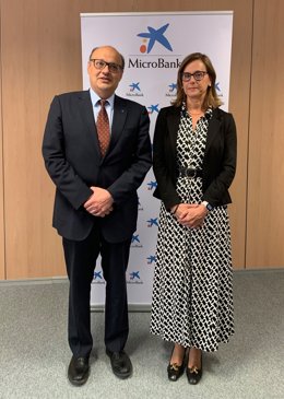 El president de Cecot, Xavier Panés, i la directora general de MicroBank, Cristina González, signen un conveni de collaboració per millorar el finanament i promoció de microempreses i projectes d'autnoms