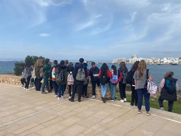 Alumnos participando en los talleres medioambientales de Sant Antoni, en Ibiza