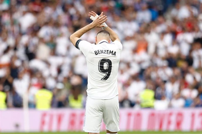 El francés Karim Benzema (Real Madrid) aplaude el apoyo del Santiago Bernabéu en un partido de LaLiga Santander 2022-2023. 