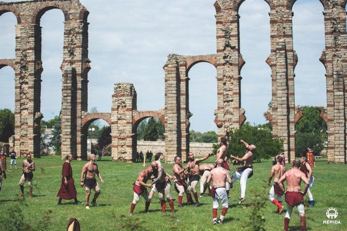 Participantes en el juego de pelota de Emerita Lvdica junto al Acueducto de los Milagros.
