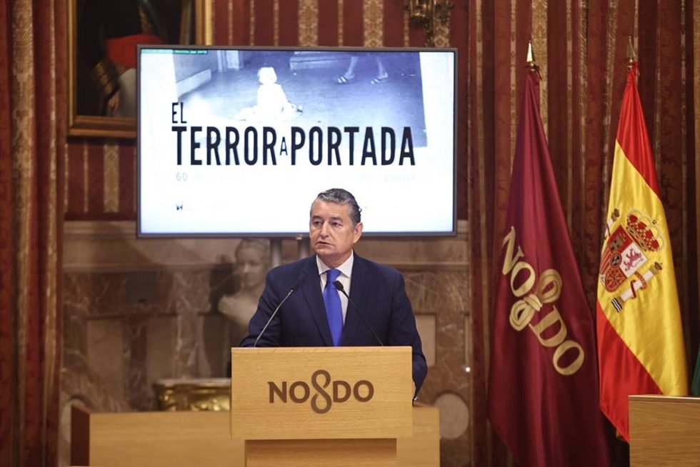 El consejero de la Presidencia, Interior, Diálogo Social y Simplificación Administrativa, Antonio Sanz, en la inauguración de la exposición '60 años de terrorismo en España', organizada en el Ayuntamiento de Sevilla.