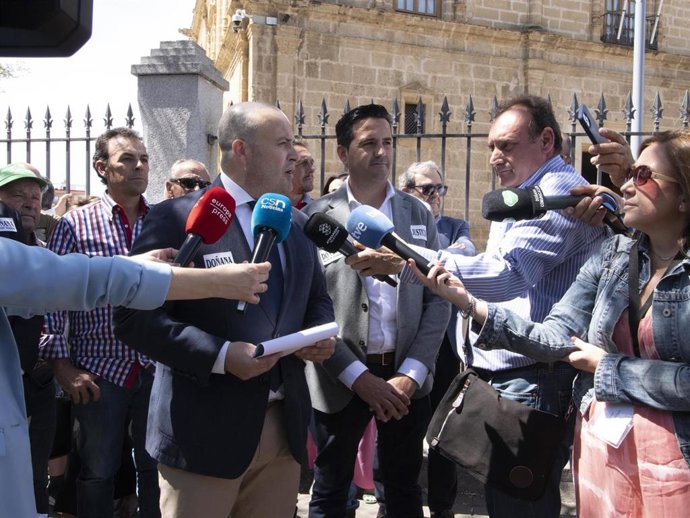 Archivo - El portavoz de la Plataforma en Defensa de los Regadíos del Condado, Julio Díaz, en las puertas del Parlamento en una imagen de archivo.
