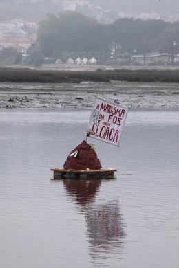 Caca flotante instalada por el colectivo RAKA en  el estuario del río Miñor, entre Baiona, Gondomar y Nigrán, para denunciar la contaminación en la marisma.