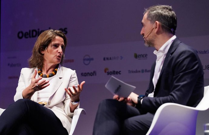 La vicepresidenta tercera del Gobierno y ministra para la Transición Ecológica y el Reto Demográfico, Teresa Ribera, y el director de 'eldiario.es', Ignacio Escolar, durante la III edición del foro Fondos Europeos III: España, por el liderazgo global e