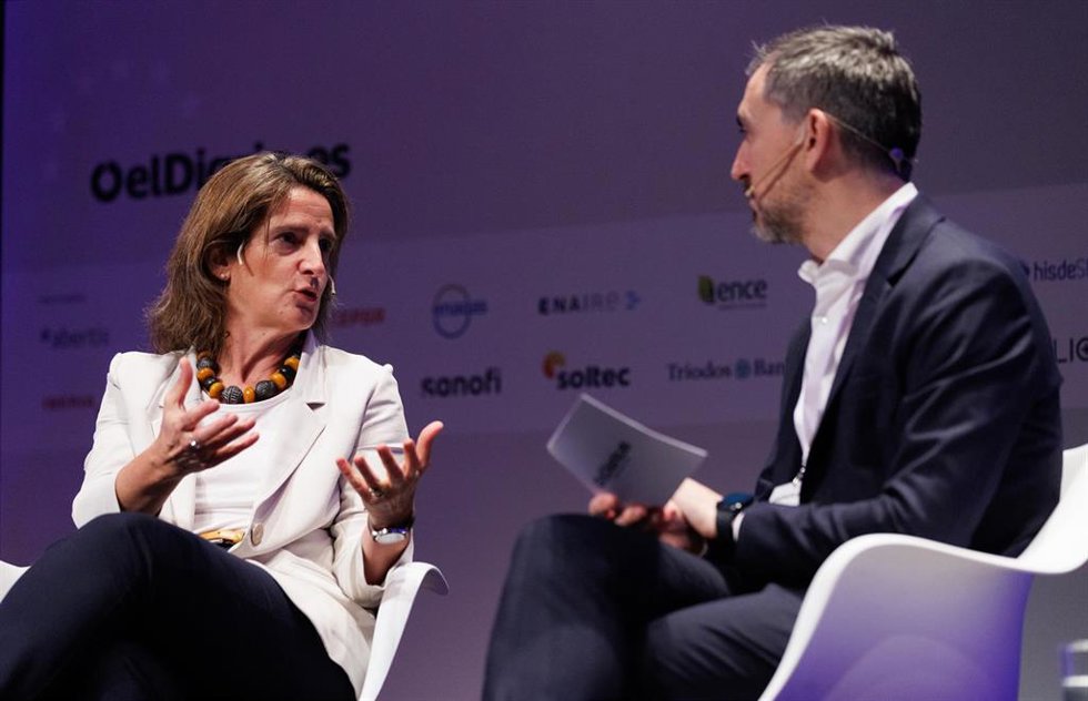 La vicepresidenta tercera del Gobierno y ministra para la Transición Ecológica y el Reto Demográfico, Teresa Ribera, y el director de 'eldiario.es', Ignacio Escolar, durante la III edición del foro Fondos Europeos III: España, por el liderazgo global e