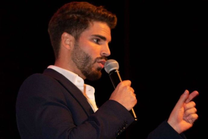 Daniel Schepers enseña a personas a crear un negocio online en internet.