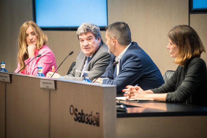 (I-D) La directora de colectivos profesionales, empresariales y banca asociada de Banco Sabadell, Rosario Fernández Álvarez; el ministro de Inclusión, Seguridad Social y Migraciones, José Luis Escrivá; el presidente de la Unión de Profesionales y Trabaj