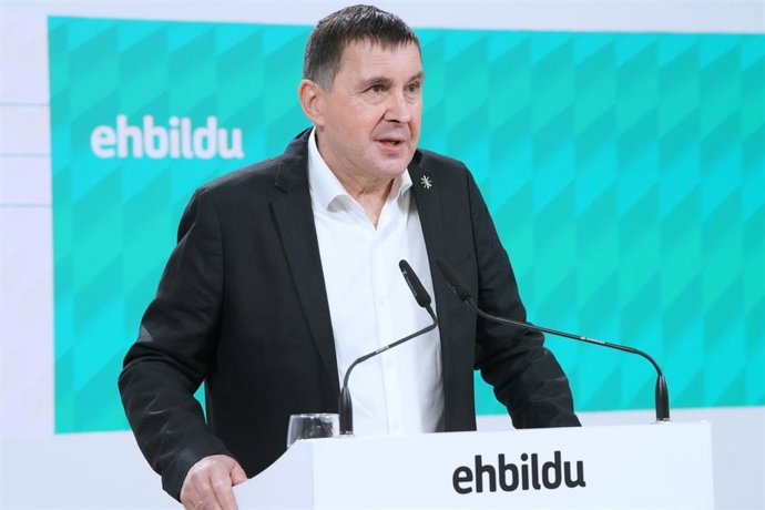 Archivo - El coordinador general de EH Bildu, Arnaldo Otegi, interviene durante  un acto político en San Sebastián