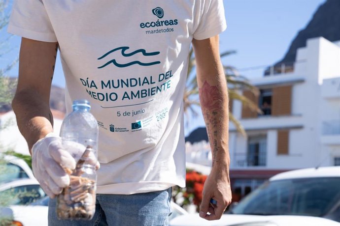 Más de un centenar de personas han participado en las diferentes actividades de limpieza y concienciación que ha organizado Ecoáreas Mardetodos por el Día del Medio Ambiente, recogiendo más de 12.300 colillas en el litoral de Canarias