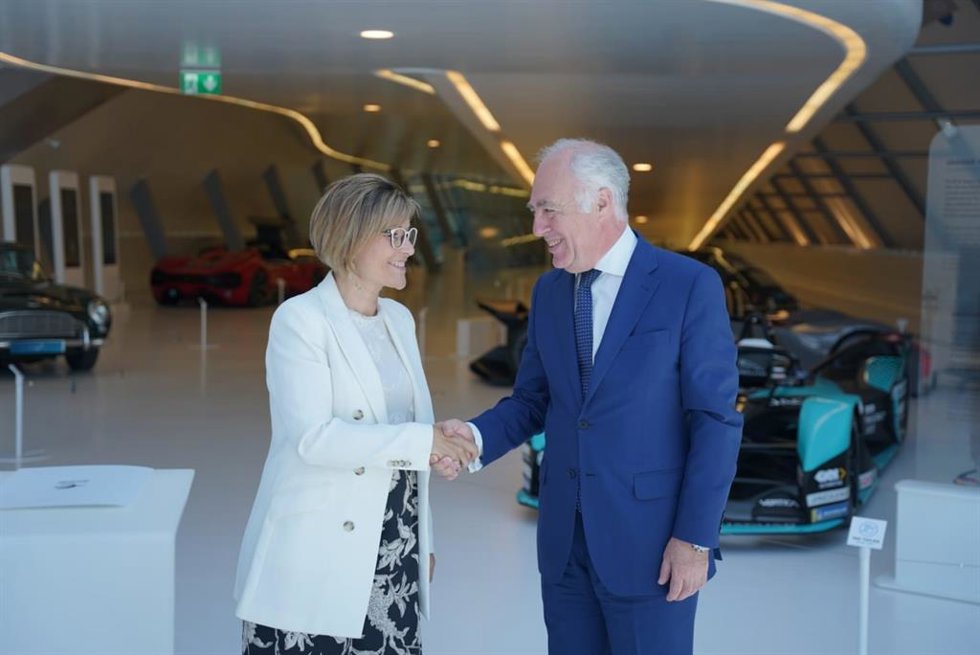 La rectora de la USJ, Berta Sáez, y el director general de Fundación Ibercaja, José Luis Rodrigo, en el Mobility City.