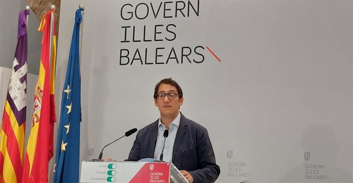 El portavoz del Govern y conseller de Modelo Económico, Turismo y Trabajo en funciones, Iago Negueruela, en rueda de prensa.