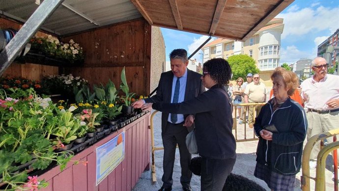 El concejal de Desarrollo Urbano, Luis García Copete, durante el reparto de las plantas con motivo de la celebración del Día Mundial del Medio Ambiente.