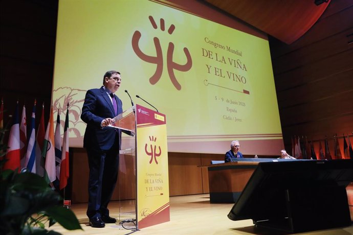 El ministro de Agricultura, Pesca y Alimentación, Luis Planas, durante su intervención en   la inauguración del 44 Congreso Mundial de la Viña y el Vino, a 05 de junio del 2023 en Cádiz (Andalucía, España).