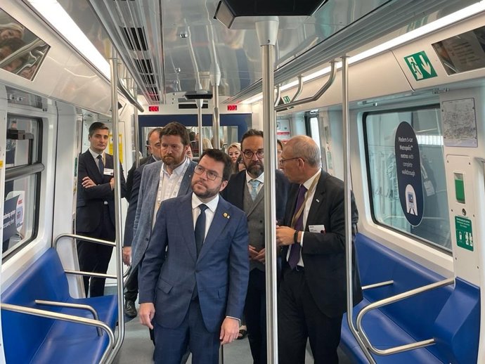 El president de la Generalitat, Pere Aragons, el conseller de Territori, Juli Fernández, i el secretari de Mobilitat i Infraestructures de la Generalitat, Marc Sanglas, a l'estand d'Alstom del Global Public Transport Summit