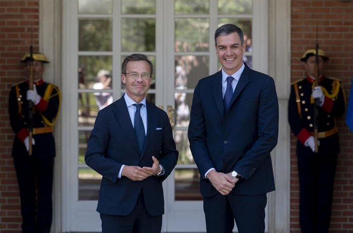 El presidente del Gobierno, Pedro Sánchez (d), posa junto al primer ministro del Reino de Suecia, Ulf Kristersson (i), en el Palacio de la Moncloa, a 5 de junio de 2023, en Madrid (España). Sánchez se ha reunido hoy con el primer ministro de Suecia, paí