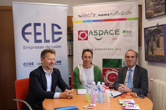 De izquierda a derecha, el secretario general adjunto de Fele, Enrique Suárez; la presidenta de Aspace León, María Jesús García; y el presidente de Fele, Juan María Vallejo, durante la firma del convenio.