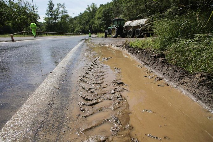 Trabajadores limpian los desperfectos causados en la jornada de ayer por las lluvias torrenciales caídas sobre la ciudad de Lugo.