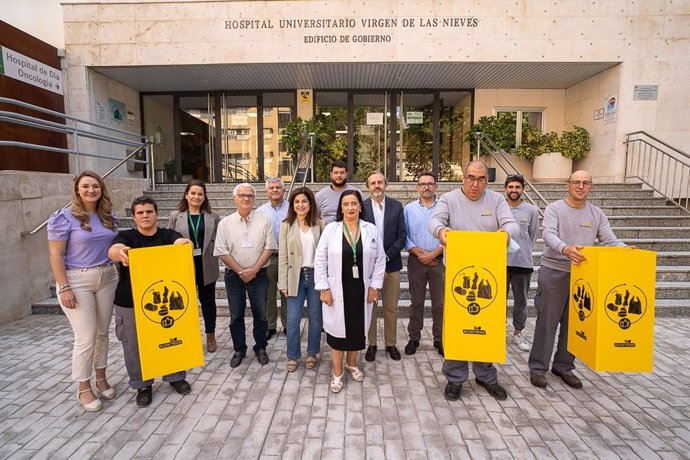 El Hospital Virgen de las Nieves inicia el proyecto 'Recuperando' para el reciclaje de plástico inclusivo.