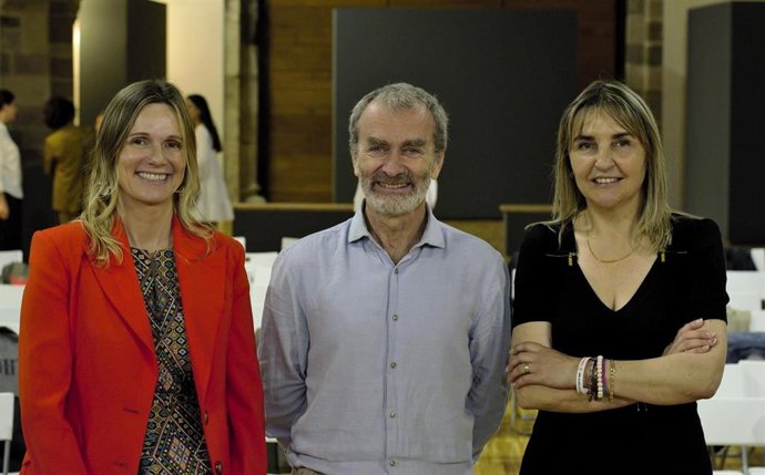 La presidenta del COF, Rita de la Plaza, con Fernando, y Pilar Bahamonde, directora del Centro de Estudios Lebaniegos