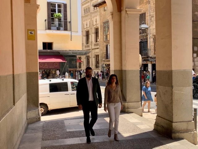 El candidato de MÉS per Mallorca al Govern, Lluís Apesteguia, y la segunda cabeza de lista de MÉS per Mallorca al Parlament,  Maria Ramón