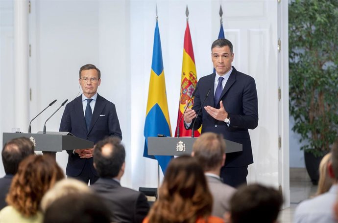 El presidente del Gobierno, Pedro Sánchez (d), ofrece una rueda de prensa tras reunirse con el primer ministro del Reino de Suecia, Ulf Kristersson (i), en el Palacio de la Moncloa, a 5 de junio de 2023, en Madrid (España). Sánchez se ha reunido hoy con