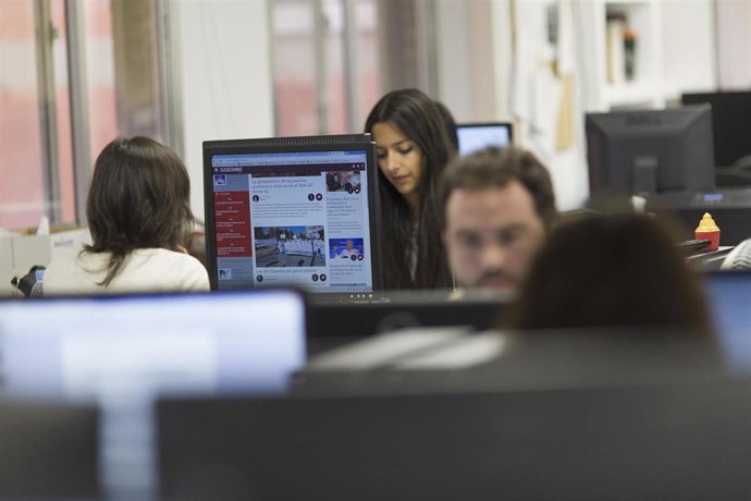 Archivo - Oficina, trabajadores. Imagen de archivo.