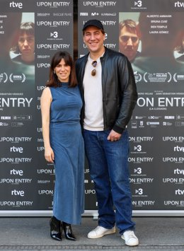 El actor Alberto Ammann y la actriz Bruna Cusí posan durante una entrevista por su última película 'Upon Entry', en los cines Renoir Princesa, a 5 de junio de 2023, en Madrid (España). 'Upon Entry' narra la historia de una pareja que decide viajar a Est