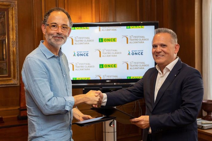 El director del Festival de Teatro Clásico de Alcántara,   Francisco Palomino, y el director de Promoción Sociocultural, Artística y Deportiva de la ONCE, Ángel Luis Gómez Blázquez, tras firmar el convenio de colaboración.