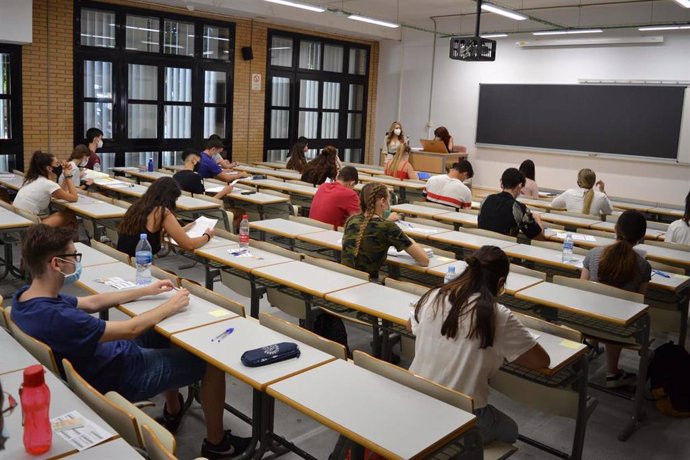 Archivo - Examen celebrado en la Universidad de Almería.