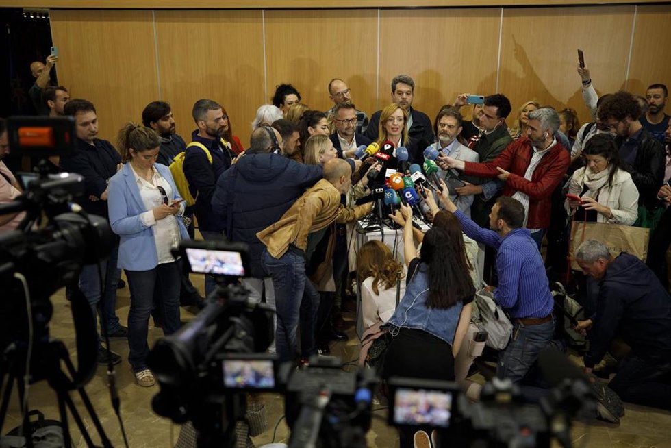 La alcaldesa de Maracena, Berta Linares, atendiendo a los medios tras levantarse el secreto de sumario por el caso del secuestro de la concejal socialista de Maracena Vanessa Romero. Archivo.