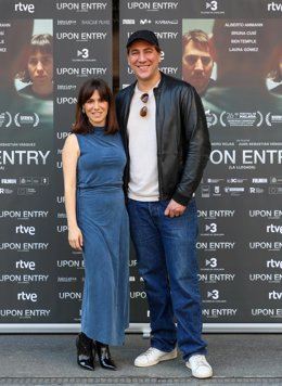 El actor Alberto Ammann y la actriz Bruna Cusí posan durante una entrevista por su última película 'Upon Entry', en los cines Renoir Princesa, a 5 de junio de 2023, en Madrid (España). 