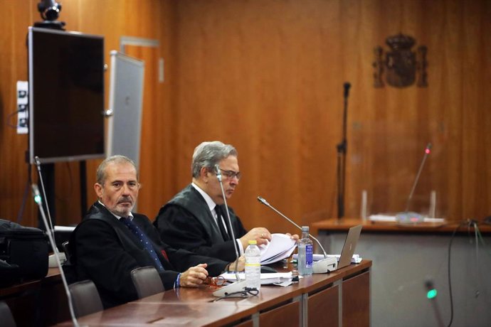 Juicio al exdecano de los abogados de Málaga, Francisco Javier Lara (i), junto a su abogado defensor, Jose Javier Polo, por un delito de desobediencia.