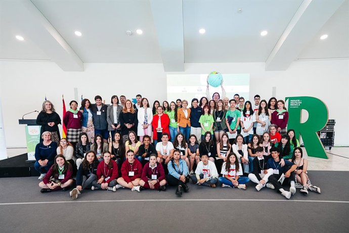 Alumnos participantes en el debate organizado por Cogersa.