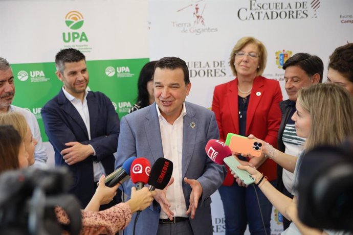 El consejero de Agricultura, Agua y Desarrollo Rural, Francisco Martínez Arroyo